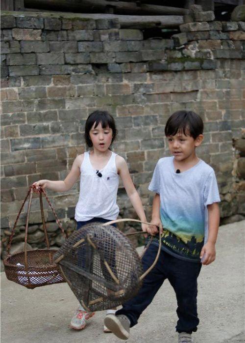  夏天被诺一吻肩膀  盘点两人两小无猜情侣服甜