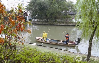 盐城大丰保洁员清理河道 改善城市市容面貌