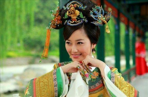 佟丽娅怀孕五个月挺大肚会友 二线女星上位史