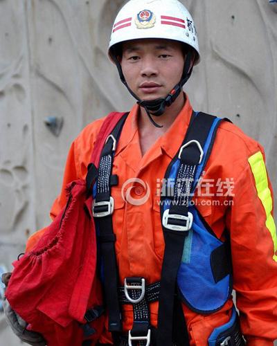 消防英雄18年救回300多人命 市长亲自为其证