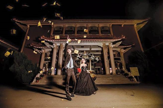 台湾一对新人在公墓拍另类婚纱照4个月后离婚