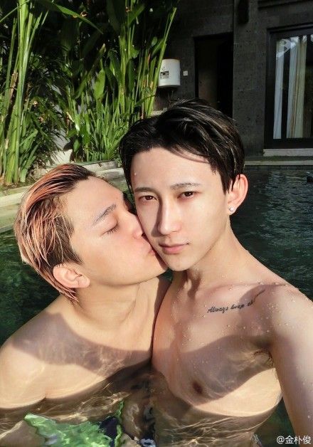 快男 金朴俊 举行同志婚礼 男妆撞脸韩庚似双胞