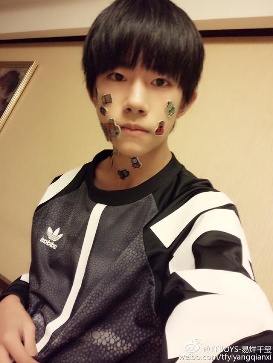 TFBOYS易烊千玺被弟弟恶搞 被贴满脸纸引围