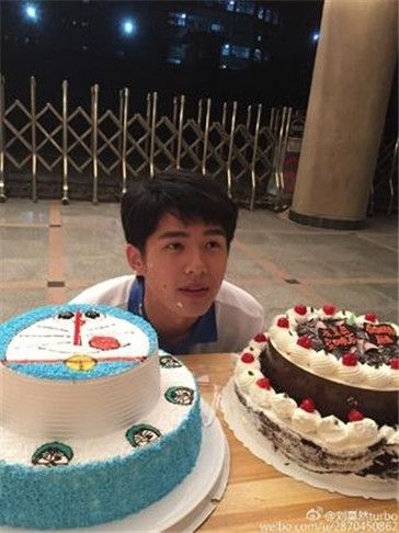 刘昊然庆生 欧阳娜娜微博传情 刘浩然显赫家世