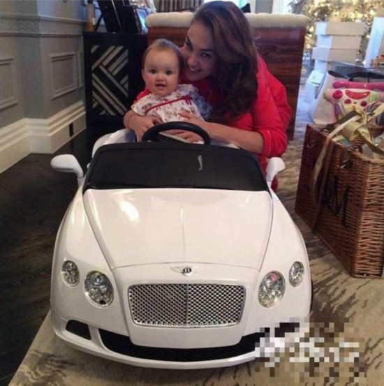 傲娇赛小七!图揭23亿小公主奢华生活 吃奶照都