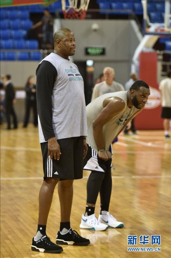 黄蜂队公开训练 备战NBA深圳赛