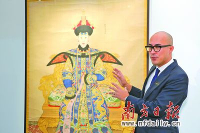 意大利画家郎世宁作品《纯惠皇贵妃朝服像》。