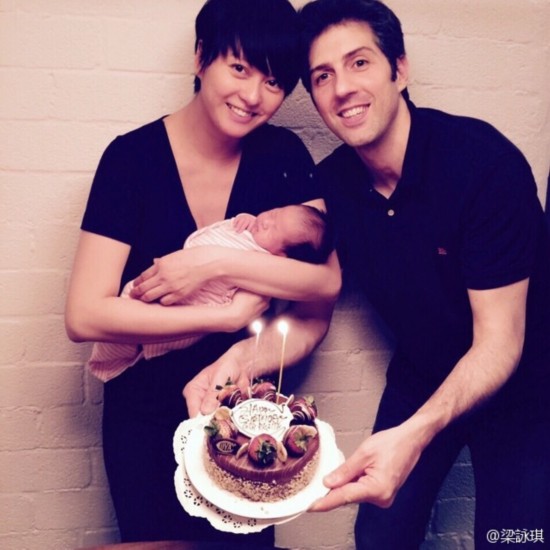 梁咏琪晒女儿近照 混血萌娃颜值高