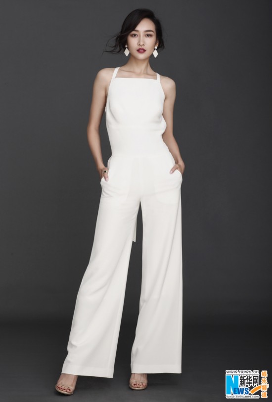 王鸥纯白裤装秀长腿 性感露背装帅出天际