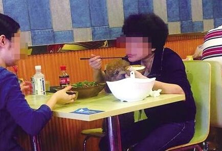 母女吃饭与狗同桌碗筷共用 狗舔的肉片母女一