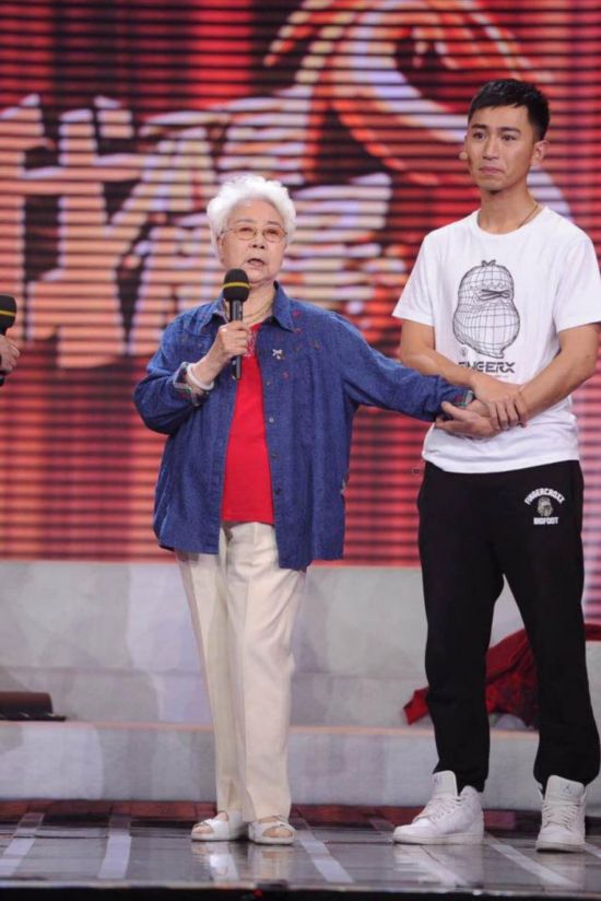 田华儿子去世白发人送黑发人 87岁白毛女无