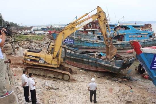 泉州泉港区召开涉渔三无船舶拆解现场会