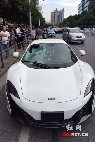 长沙突发惨烈车祸 迈凯轮跑车撞飞行人致1死1