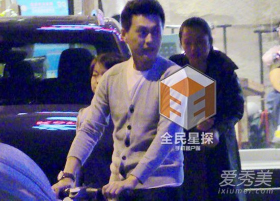 靳东妻子儿子照片曝光 与娇妻李佳恩爱