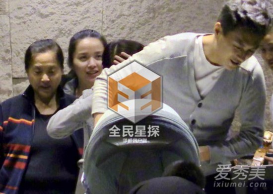 靳东妻子儿子照片曝光 与娇妻李佳恩爱