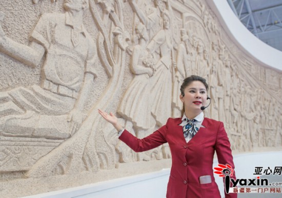 新疆本土雕塑家创作45米长浮雕赞新疆大爱(