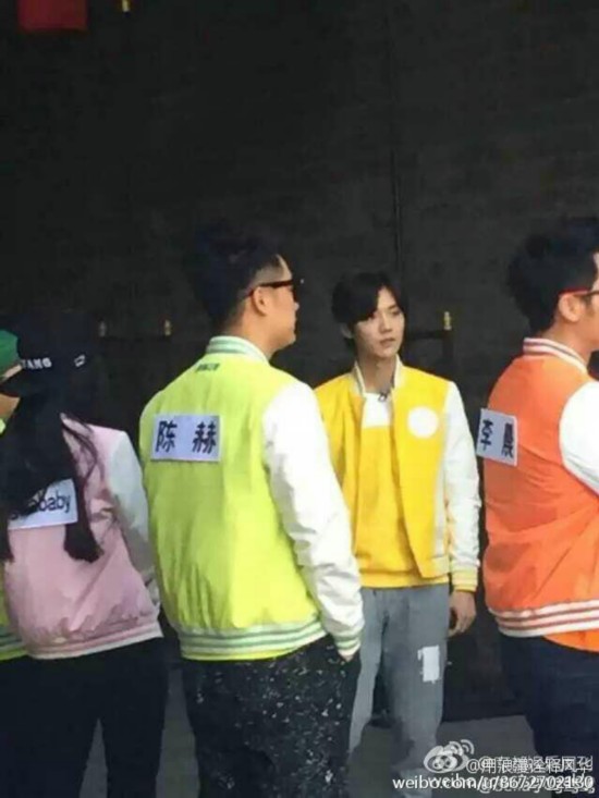 《跑男3》西安站路透:郑恺露魔性笑容 鹿晗遭