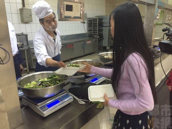 师大食堂现打菜 神器 学生再也不怕阿姨手抖了