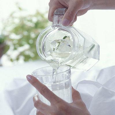 һ��ˮҪ������ �ɶ����Ӻȱ���&ldquo;��Ȫˮ&rdquo;���ж�����