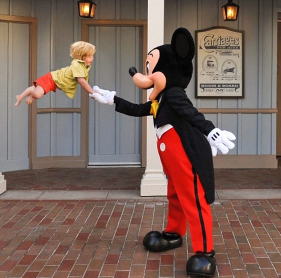 美国老爸拍儿子飞翔照片 呼吁关注唐氏患者(