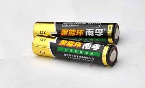 男子换电池炸伤眼 厂家称是假南孚建议投诉(图