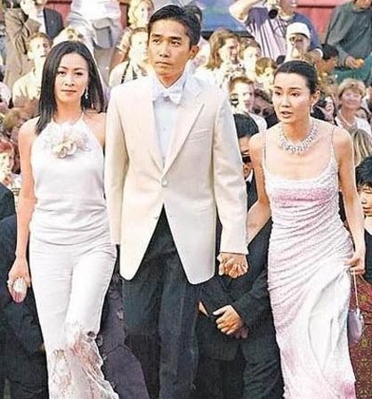 娱圈内涵合影:韩寒深情凝望郭敬明 赵薇陈坤周