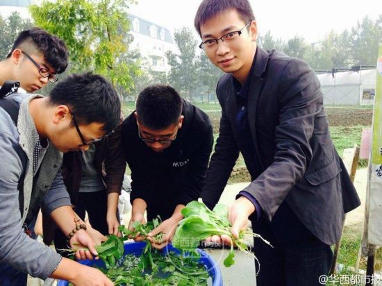 四川大学锦城学院开种田劳动必修课 学生夜间