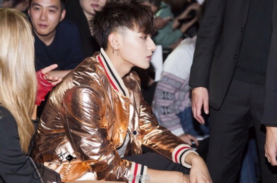 黄子韬与比伯绯闻女友看秀 亲密合影被指脸太