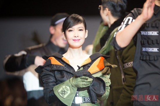 47岁周慧敏长裙身材现身少女似女生灿笑露黄中学明湖金色图片