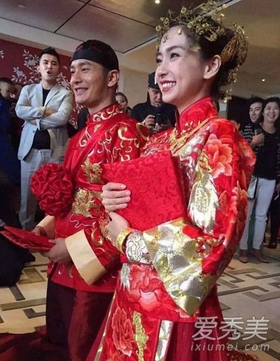 黄晓明angelababy婚礼曝光 皇冠+盘发美翻!