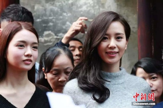 刘诗诗佟大为湖南南怀化拍戏 粉丝围城致景区