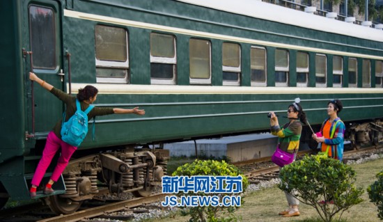 镇江西津渡开进绿皮火车 唤起游人美好回忆
