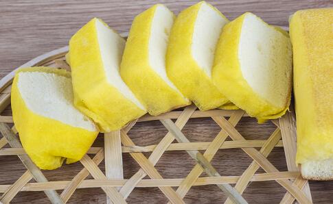  顾客吃糕点硌碎牙  为安装假牙多次手术半边脸