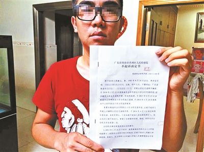 村民拦道下跪向市领导反映问题被刑拘 1年半后