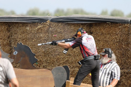 世界霰弹枪射击锦标赛在意举行 赛魔改版AK抢