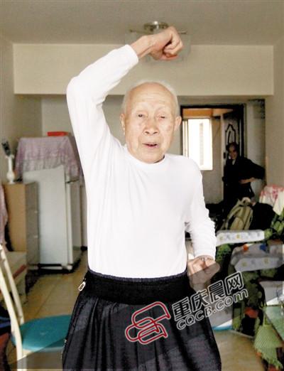 小偷公交車上行竊 被95歲老人一拳打趴(圖)