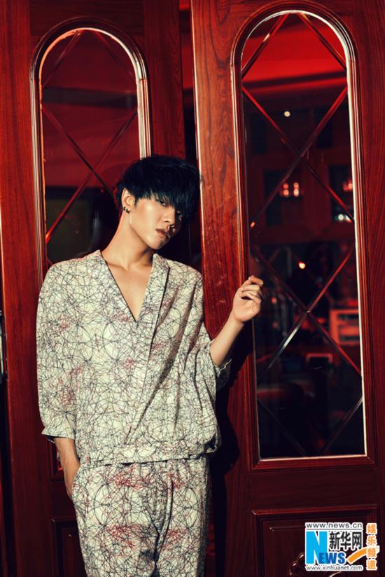 华晨宇咬手指写真曝光 魅惑十足尽显潮范儿(组