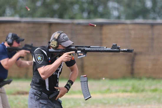 世界霰弹枪射击锦标赛在意举行 赛魔改版AK抢