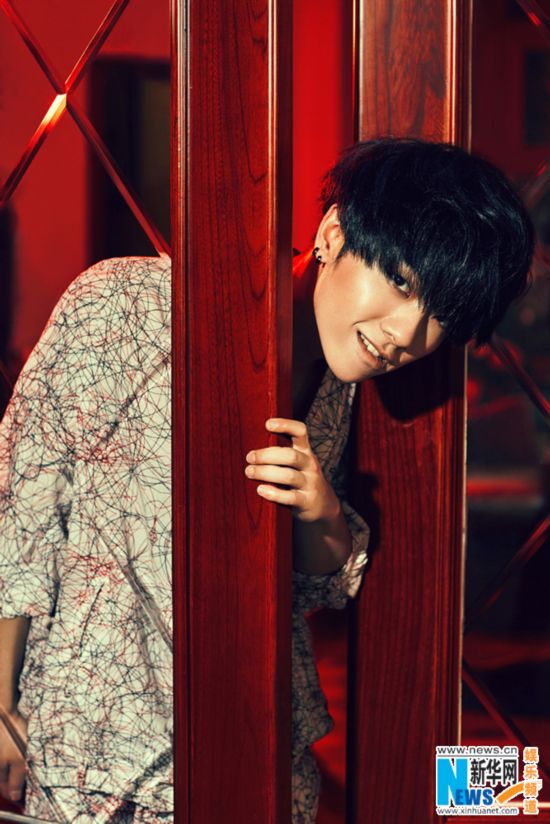 华晨宇咬手指写真曝光 魅惑十足尽显潮范儿(组