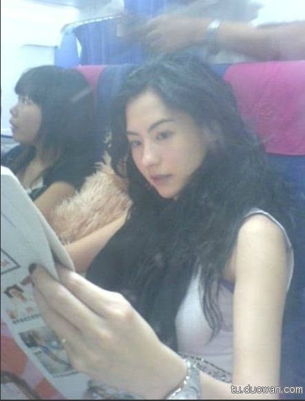 以素颜示人,下面就看看空姐亮出的飞机上的素颜明星照吧.高清图片