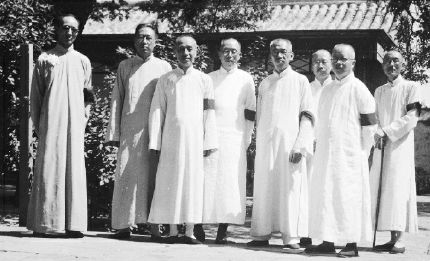 學生在章太炎北平追悼會合影，右起分別為馬太玄、錢玄同、周作人、許壽裳、馬裕藻、朱希祖、沈兼士、朱鏡宙。