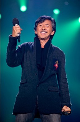 林子祥68岁生日妻子叶倩文庆生 四代同堂揽外