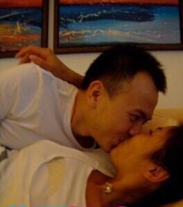 王珂晒老婆刘涛与胡歌接吻照 贤妻刘涛吻戏大盘点