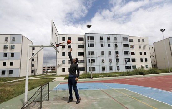 委内瑞拉男子拥有40厘米大脚 打破世界纪录(组