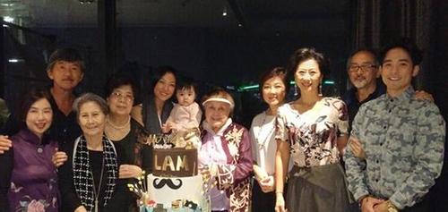 林子祥68岁生日妻子叶倩文庆生 四代同堂揽外