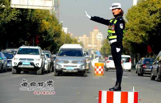 兰州设立首个交警女子示范岗