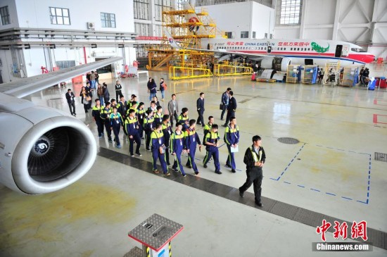 预备飞行员参观飞机维修基地