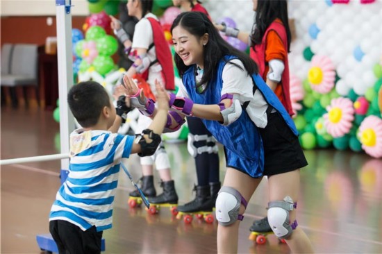 《偶像来了》女神变幼师 林青霞玩轮滑挑战柔