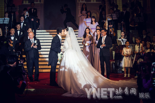 Angelababy大婚美哭众人 与黄晓明洒泪深情拥