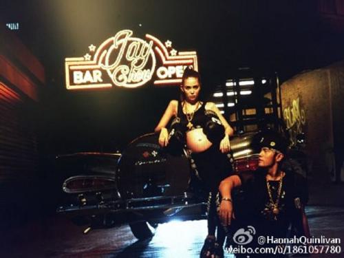  昆凌背女儿出游 小周周露小手 当狮子座昆凌遇